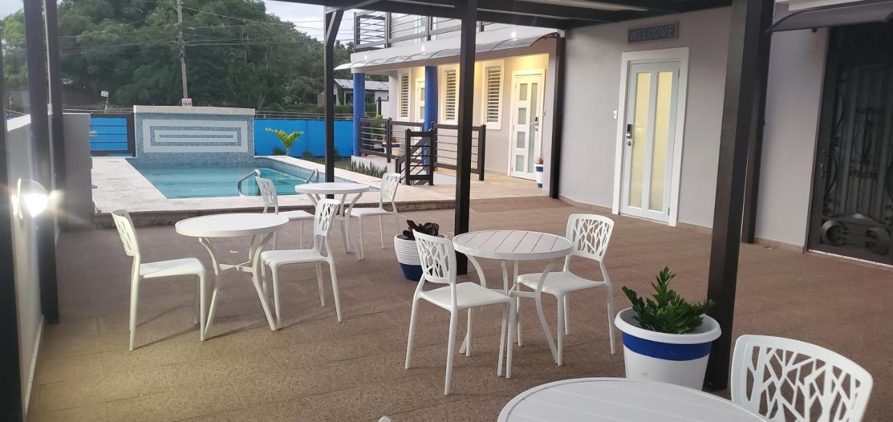2 Palmas Str Hotel Aguadilla Bagian luar foto